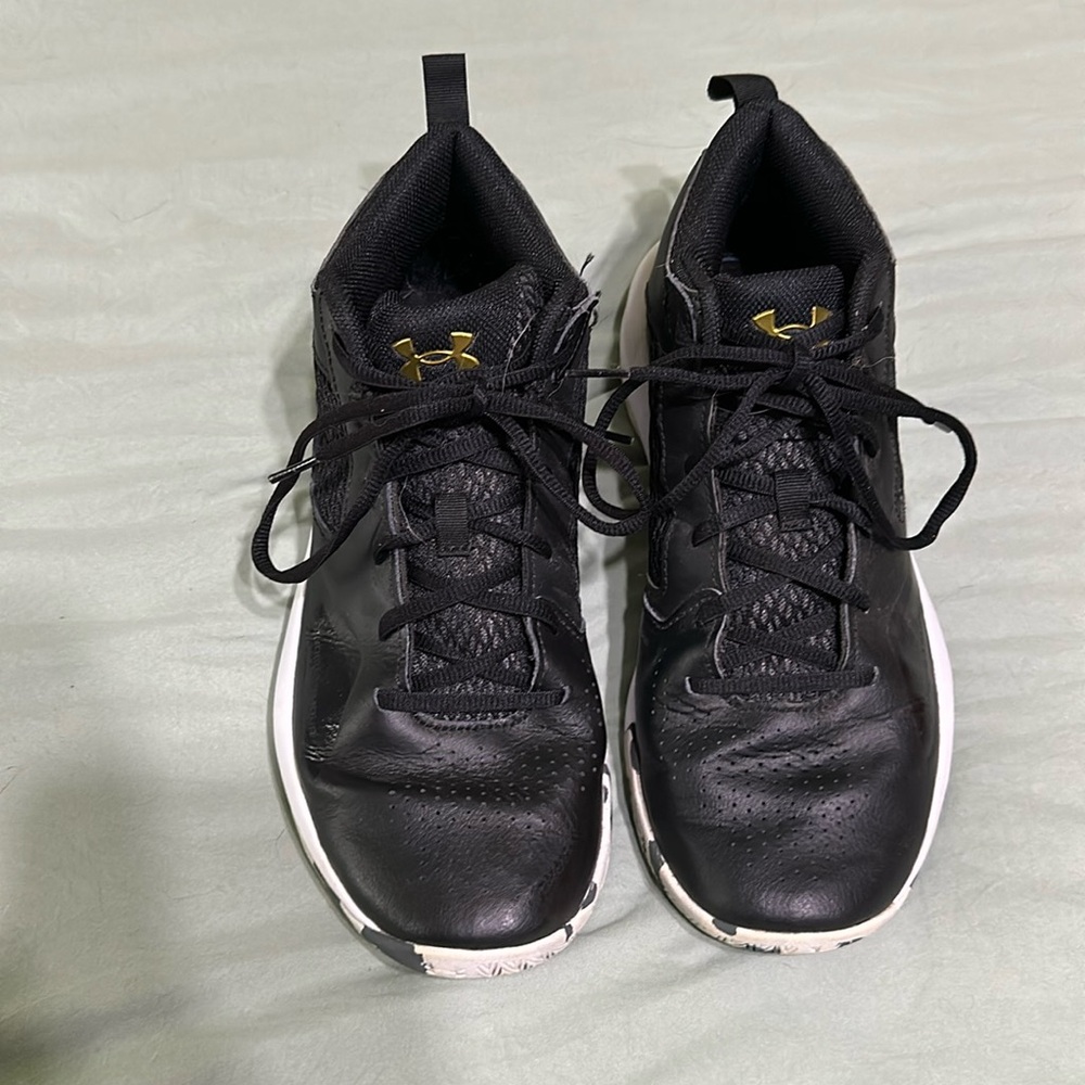 Size 10.5 Under Armour basketball sneakers
